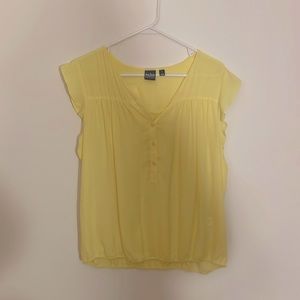 This lemon 🍋 color blouse is always sunny - blouson hem is super flattering.